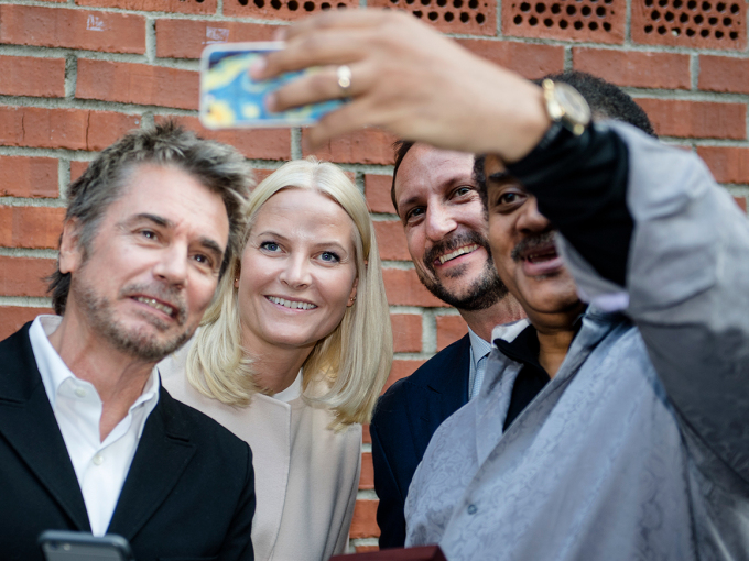 Prisvinnerne Neil deGrasse Tyson og Jean Michel Jarre tar en selfie  med Kronprinsparet . Foto: Ole Martin Wold / NTB scanpix